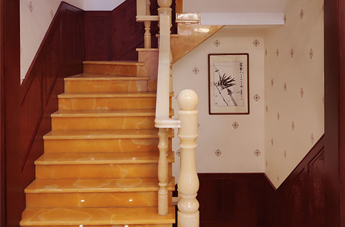 封开中式别墅室内汉白玉石楼梯的定制安装装饰效果